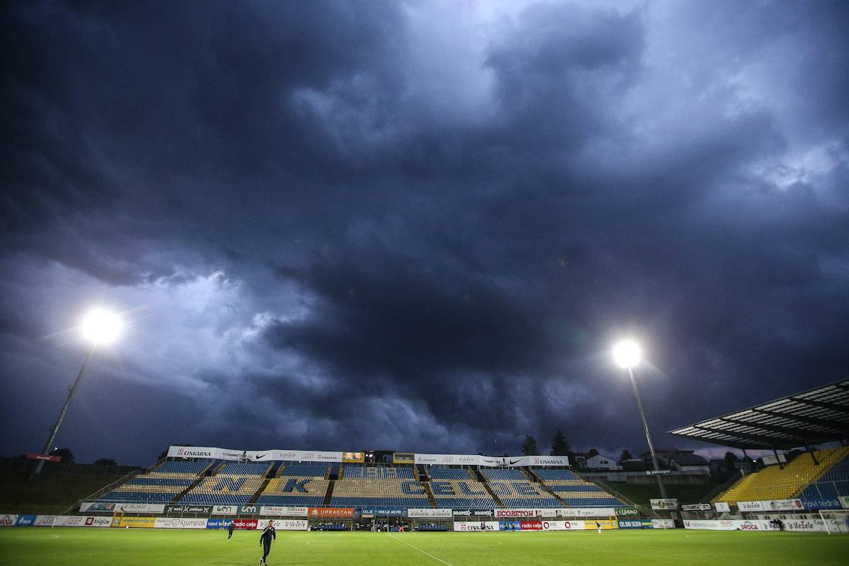 nkmaribor's tweet photo. Moštvi sta nazaj, po sodniškem preizkušanju igrišča je sprejeta odločitev o nadaljevanju tekme...
Ob 21.00!
#MiSkupajEnoSmo #PrvaLigaTelemach #CEMB https://t.co/T70tYy16Qr