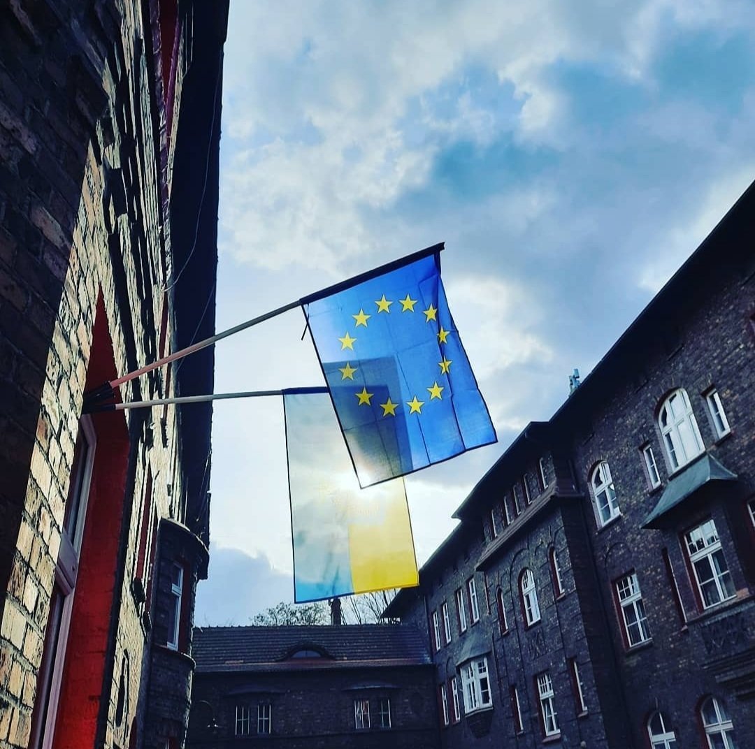 LukaszKohut's tweet photo. Jutro wielki dzień‼️
Otwieramy na katowickim Nikiszowcu #ŚlōnskoAmbasada.
Start o 12.
To będzie miejsce dla każdego z prodemokratycznej strony sceny, dla każdej śląskiej i zagłębiowskiej organizacji.
Miejsce spotkań, kultury, regionalizmu i dyskusji o Europie🇪🇺.

Zapraszam🟡🔵 https://t.co/GS5tpZGS5j