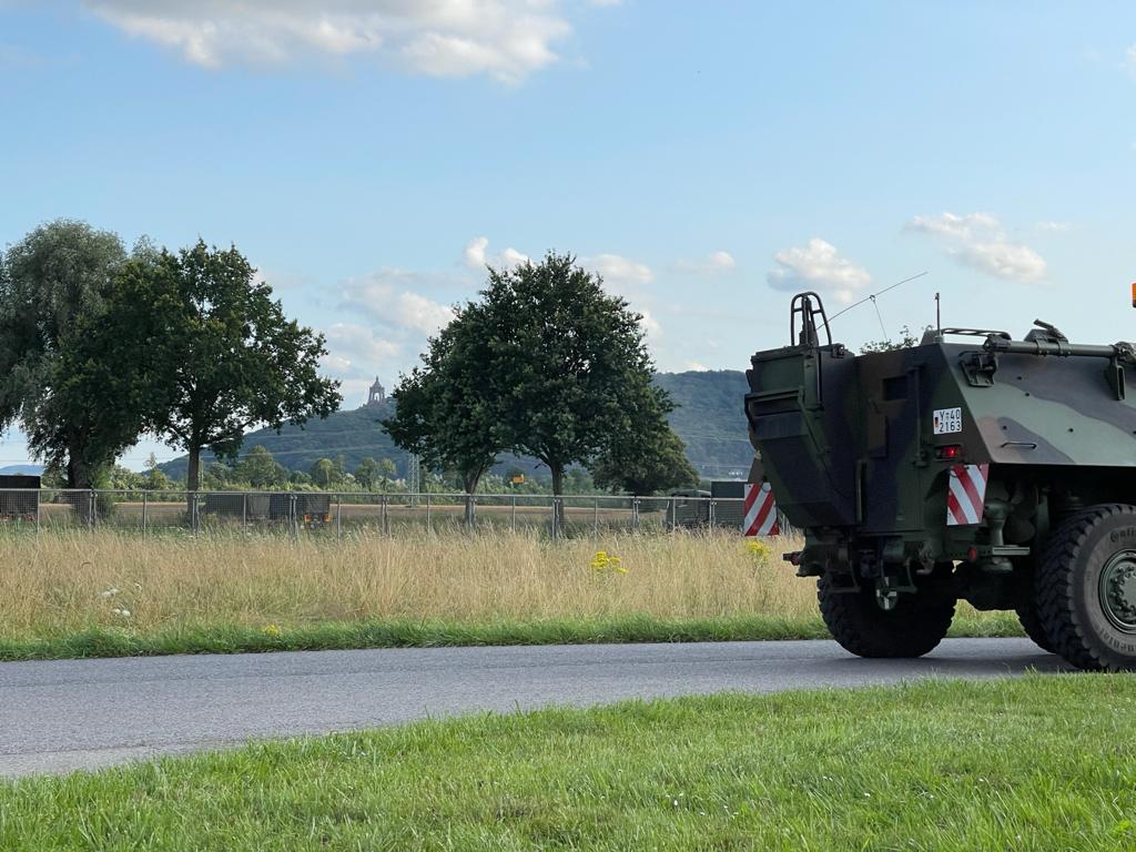 Deutsches_Heer's tweet image. Keine Pause für die #Pionier|e #Heer aus #Minden: Es geht zum nächsten Auftrag in der Katastrophenhilfe. Ziel ist das #Hochwasser|gebiet im knapp 280 km entfernten #Rheinbach, #NRW. #FürEuchGemeinsamStark