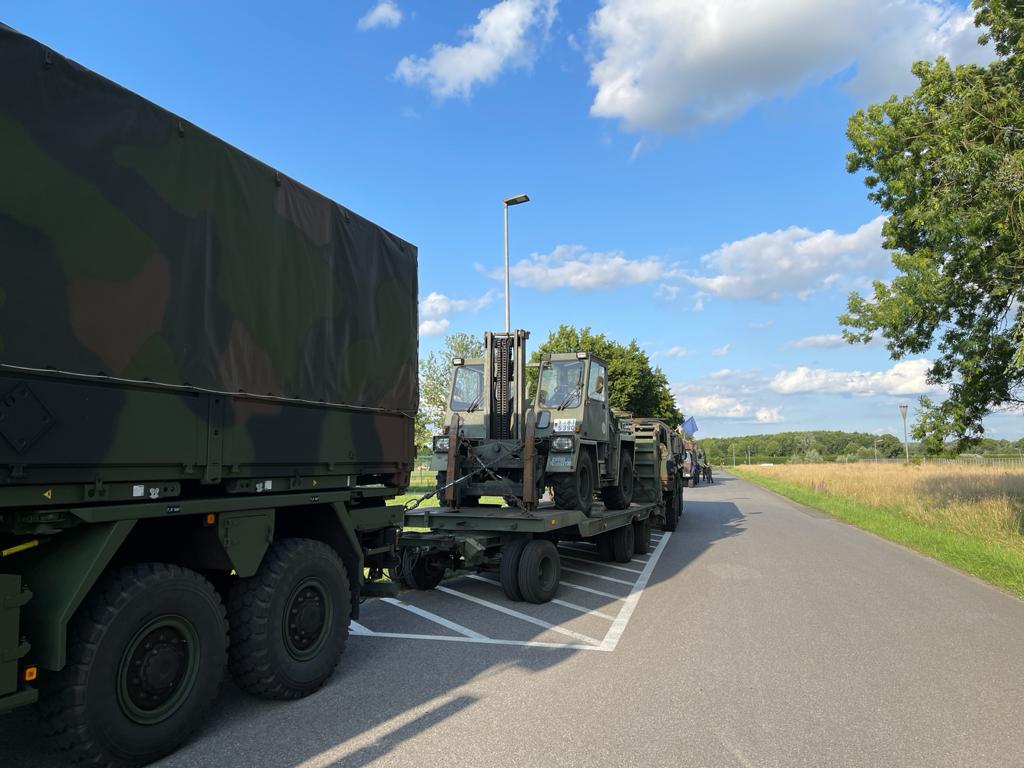Deutsches_Heer's tweet image. Keine Pause für die #Pionier|e #Heer aus #Minden: Es geht zum nächsten Auftrag in der Katastrophenhilfe. Ziel ist das #Hochwasser|gebiet im knapp 280 km entfernten #Rheinbach, #NRW. #FürEuchGemeinsamStark