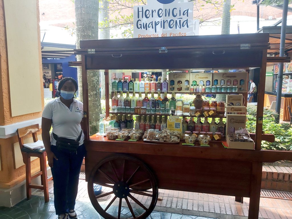 GustavoAndresG_'s tweet image. Este es uno de los resultados de la ley del viche gestionada por el Representante a la Cámara @jhonmurillob Octavia es dueña desde hace años de un emprendimiento de bebidas ancestrales, pero solo hace un mes los vente en centros comerciales como Jardín Plaza y Palmeto.