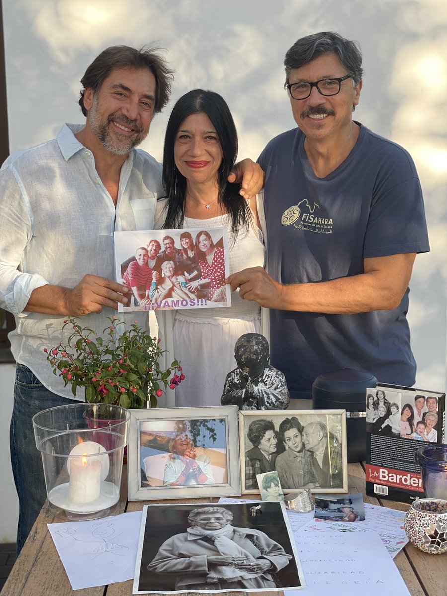 Despedimos a mi madre con el corazón lleno de amor. Con ternura y una sonrisa en la boca. Y con el alma rebosando gratitud por los miles y miles de mensajes de cariño, respeto y admiración por Pilar Bardem. 
Gracias por esta ola de amor.
Carlos, Mónica y Javier.