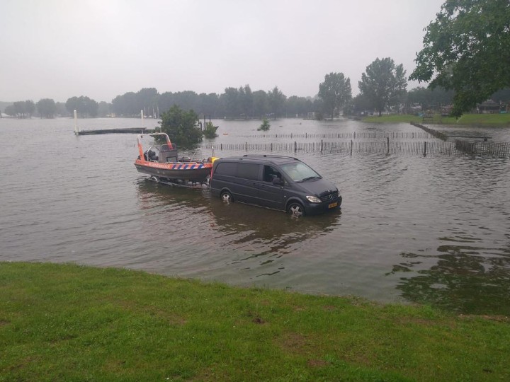 Reddingsvloot's tweet photo. De beschikbaarheid van herkenbare terreinvaardige voertuigen voor de verplaatsing van de reddingseenheden van de #NRV is essentieel voor de inzet in overstroomd gebied, maar nog niet in voorzien. Alle chauffeurs die hun privévoertuig beschikbaar hebben gesteld bedankt. https://t.co/8quknpcZje