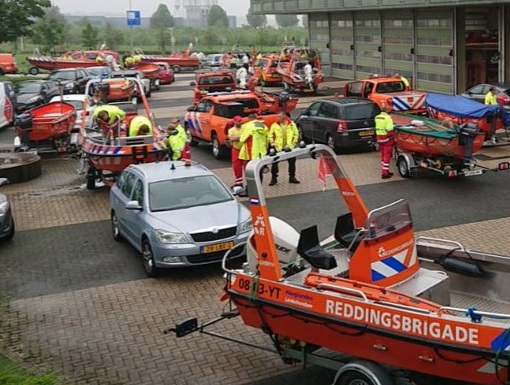 De beschikbaarheid van herkenbare terreinvaardige voertuigen voor de verplaatsing van de reddingseenheden van de #NRV is essentieel voor de inzet in overstroomd gebied, maar nog niet in voorzien. Alle chauffeurs die hun privévoertuig beschikbaar hebben gesteld bedankt.