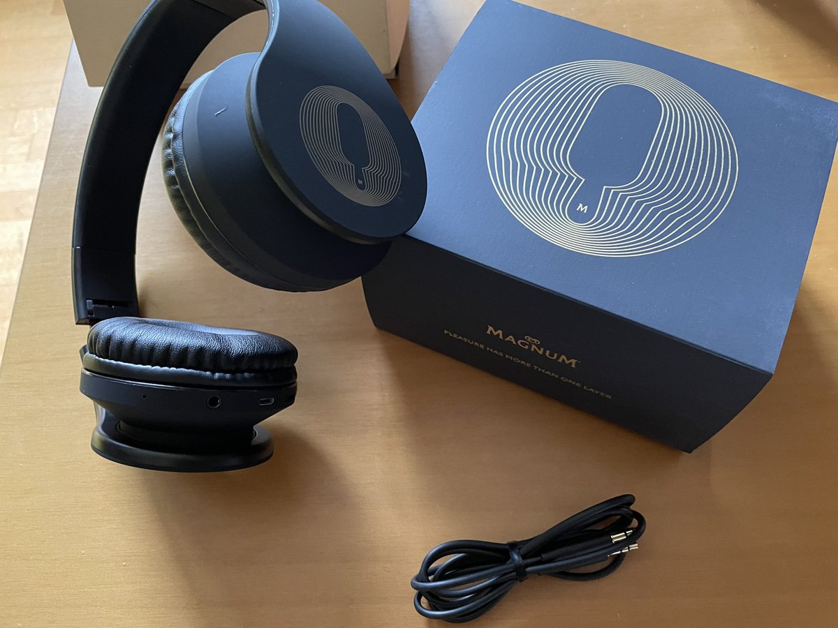 Francescapanda's tweet photo. @MileyOfficial @MileyCyrus @MagnumGlobal With my gorgoues headphones ๐งโค๏ธโ๐ฅ๐ฆ๐
@MagnumGlobal #MileyInLayers https://t.co/QT94vcJcte