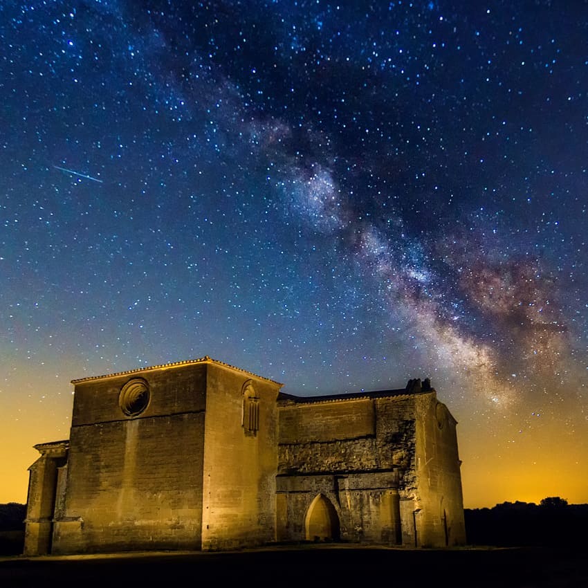 Huesca_LaMagia's tweet photo. ¿Un paseo en el tiempo? Os proponemos un viaje mágico ✨✨ hasta la Iglesia de San Miguel de Foces ⛪  en #Ibieca, un templo con la Sierra de Guara como telón de fondo ⛰ que os sorprenderá por dentro y por fuera, de día ☀ y de noche! 🌟

Foto nocturna de https://t.co/H444xG2exs https://t.co/uI12s7NCdT
