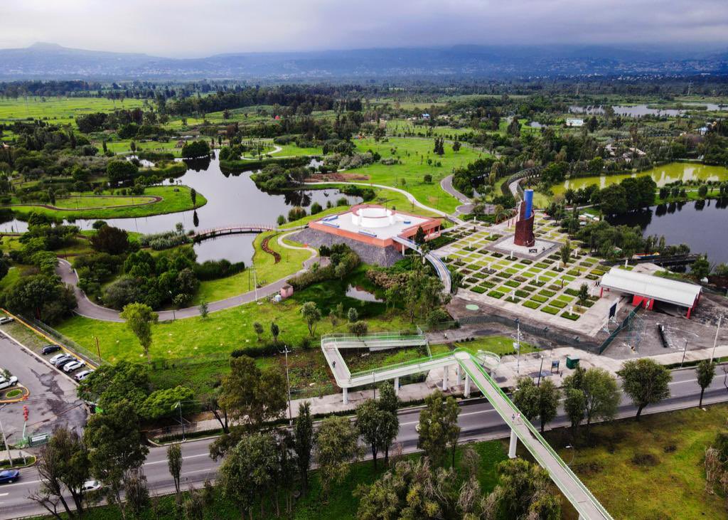 Visiten este Parque Ecológico de Xochimilco. Parque público que restauramos y construimos. Es público y gratuito. Una belleza que recupera los humedales de Xochimilco y abre el espacio público como un derecho de los habitantes de la Ciudad.