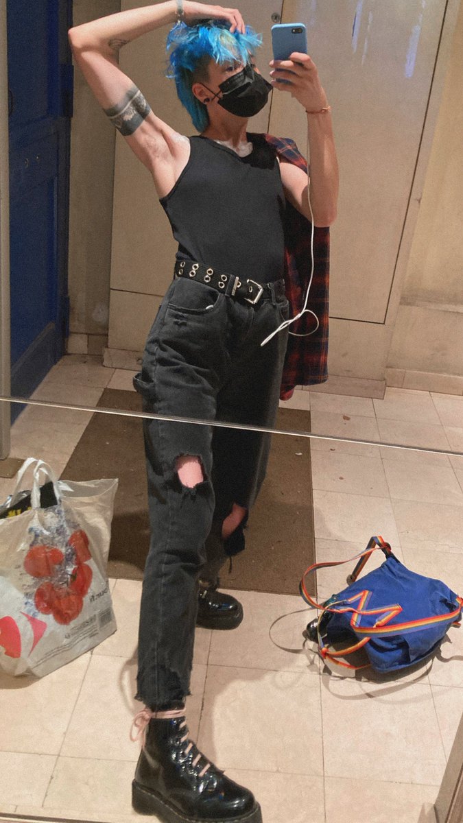 sunflowpufff's tweet photo. sorry it's a ???? Nevermind, it's me

on est genderqueer/genderfuck ici https://t.co/4ydXCbKZOo