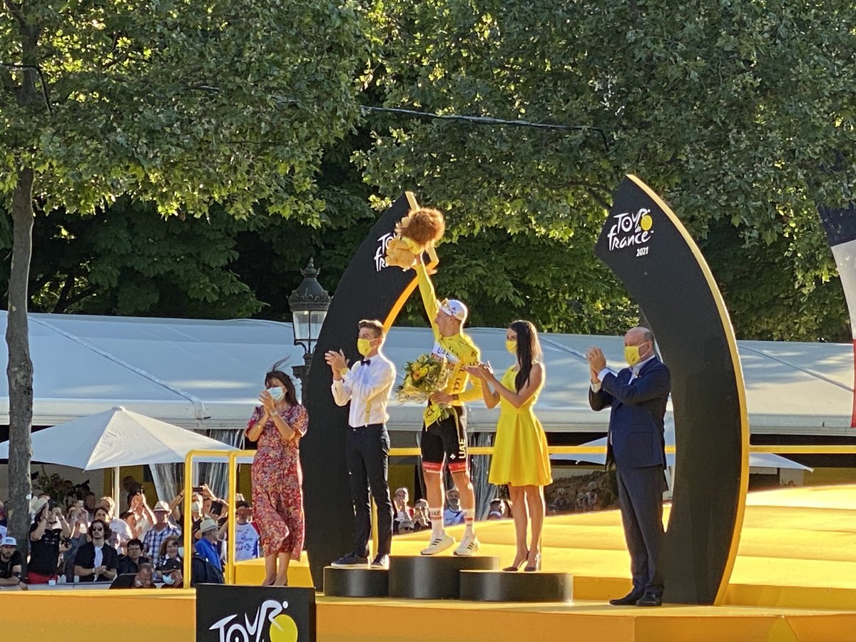 ⁦<a href="/MaillotjauneLCL/">Maillot Jaune LCL</a>⁩ ⁦<a href="/LCL/">LCL</a>⁩ #TDF2021
Dernière montée protocolaire et remise du maillot jaune final pour une très belle édition ! Merci à toutes les équipes et surtout merci au public présent tous les jours sur les routes 🦁🙏👍