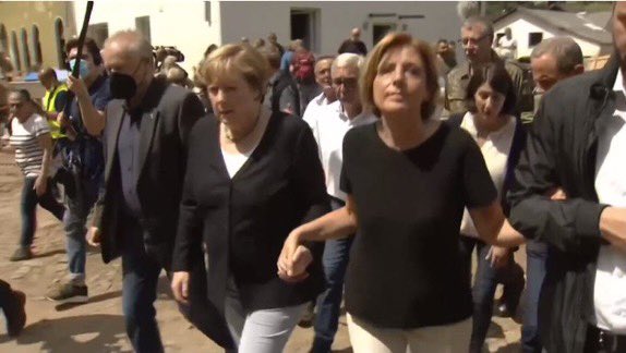 So macht man das #Merkel besucht die Hochwassergebiete … irgendwie wird man sie vermissen.