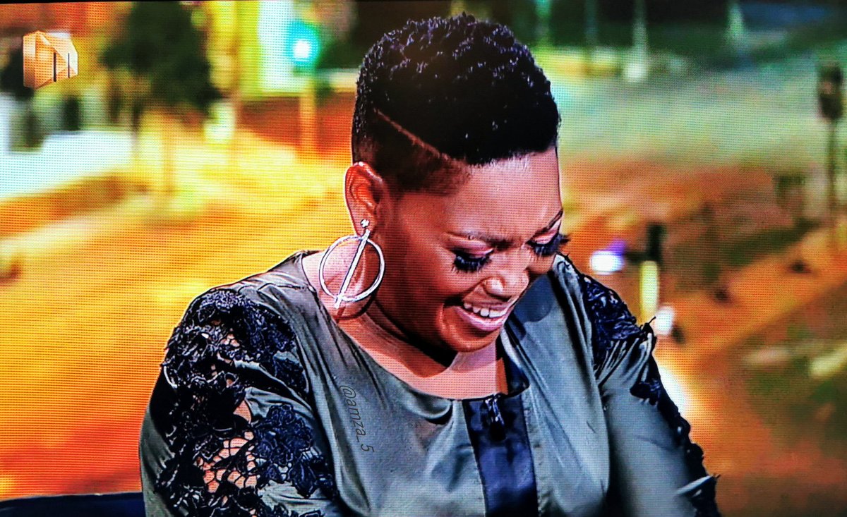 Amza_5's tweet photo. Bathong, Jubjub showing her pics on the phone &amp; asking, "indoda yakho inama hips?" 💀 #Uyajola99 https://t.co/GFFaAXZ1tD