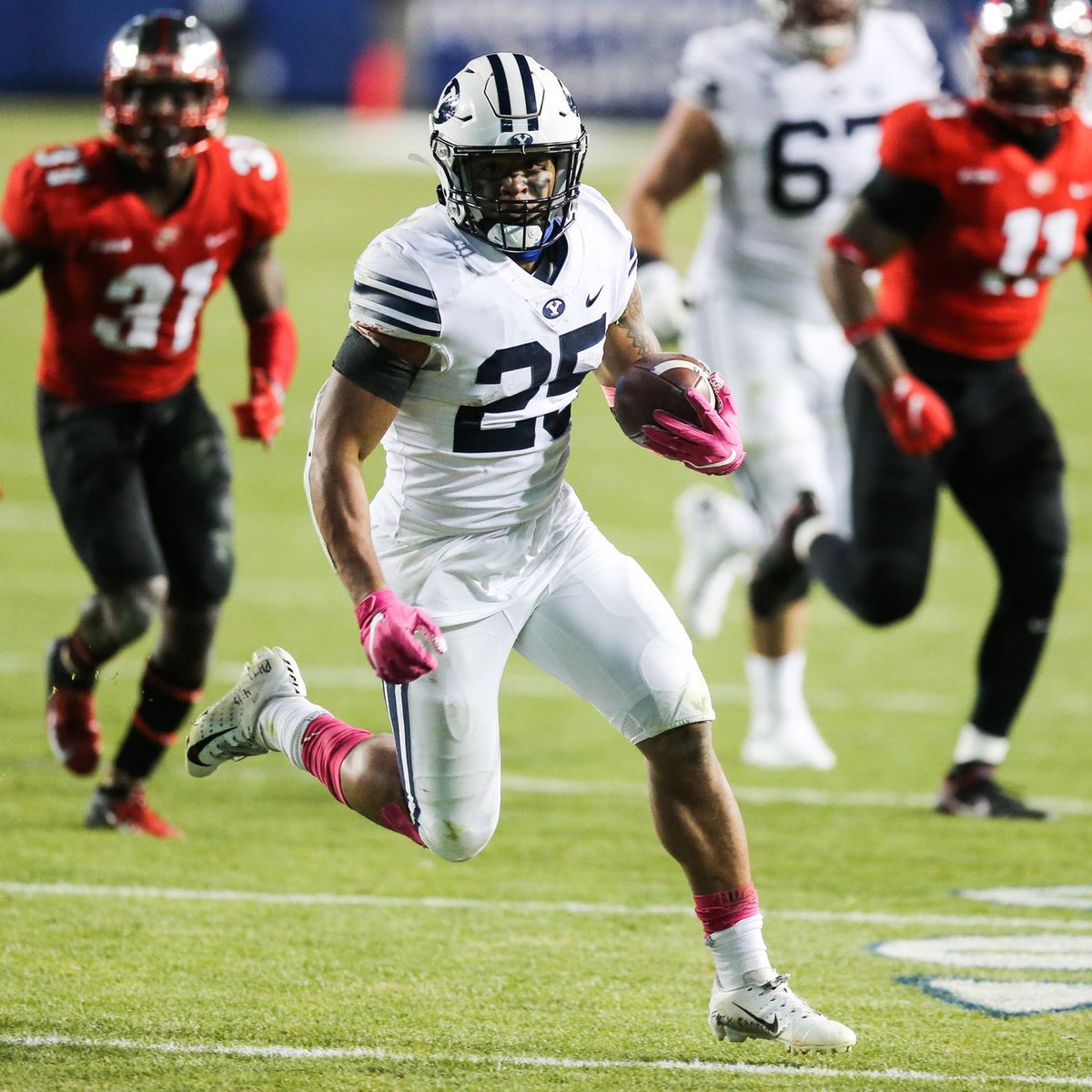 Tyler Allgeier (BYU) is such a fascinating RB prospect in 2022 NFL Draft Class

5’11” 220

Rushed for 2400+ yds & 29 TD as a HS Sr

Converted to LB @ BYU & recorded 26 tackles, 0.5 sacks, 1.0 FF

Switched back to RB in 2020, posted 150/1130/15 — big runs of 30+ yds in 7/11 games! https://t.co/WWMw8yUJf3