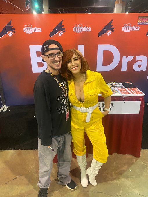 Wonderful weekend, met the super nice April O’Neil at today’s Exxxotica Expo! https://t.co/VXCpua6V7