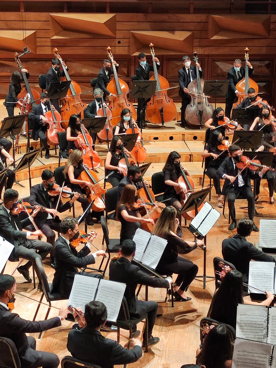 labolivar_'s tweet photo. En #MomentosSSB te compartimos unas estupendas fotografías de nuestro concierto del 43 aniversario, realizadas por nuestros amigos y compañeros @pedroboe22 y @adrianconductor. Gracias por acompañarnos esperando verlos de nuevo! @gonzalohidalgo1
#SSB #AniversarioSSB #CNASPM https://t.co/8sY0tDRpr6