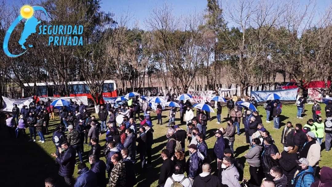 Chris_Lopez_Ok's tweet photo. En el marco del primer #Plenario #Provincial,el #BloqueNacional d #SeguridadPrivada convocó a casi 600 trabajadores el encuentro se realizó al aire libre.Los disertantes fueron los dirigentes #Leónidas #Requelme de #UPSRA y #Christian #López de #SUTCA
@cgt_camioneros,@caesbainfo https://t.co/qH8W1EPVxy