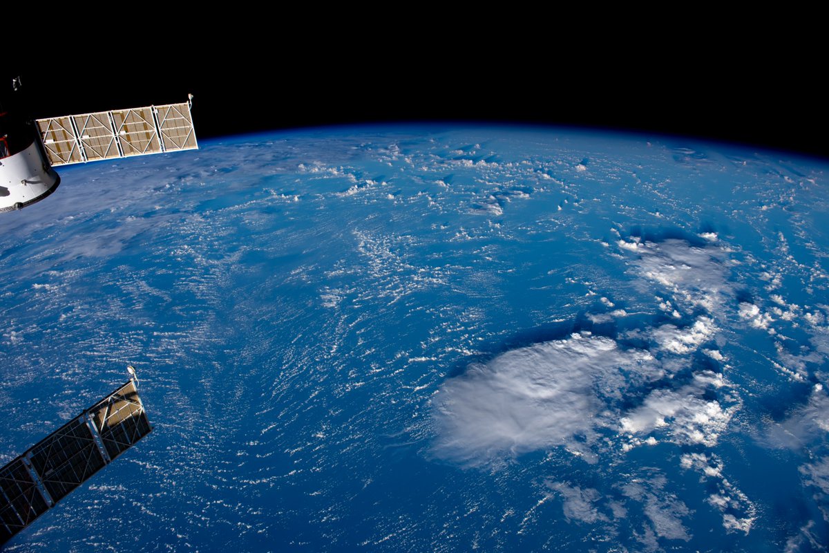 Les nuages et leurs ombres, avec la courbure de la Terre à l'arrière-plan. Notre planète est d'une beauté à couper le souffle. #MissionAlpha flic.kr/p/2mbZf4B