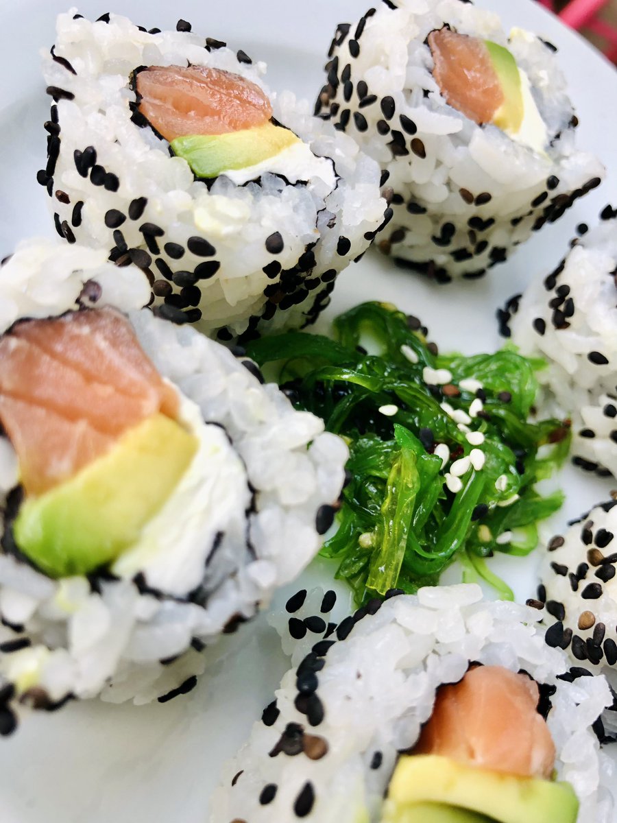 simbiosisgroup's tweet photo. Estaba bajo el Omega 3, así que tocaron unos Maki Sushi (uno de ellos muy sacrílego con queso crema) #MaxxCocina #MakiLover Las fotos están súper improvisadas jejeje BTW https://t.co/dyjVSBRkl0