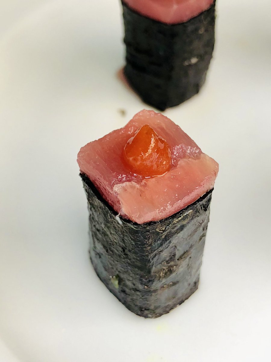 simbiosisgroup's tweet photo. Estaba bajo el Omega 3, así que tocaron unos Maki Sushi (uno de ellos muy sacrílego con queso crema) #MaxxCocina #MakiLover Las fotos están súper improvisadas jejeje BTW https://t.co/dyjVSBRkl0