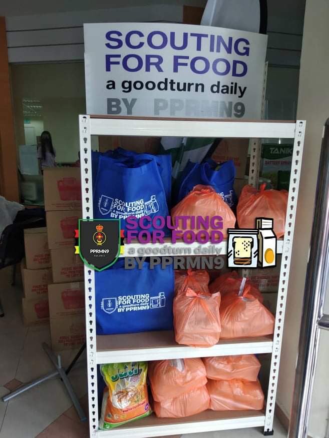 PengakapMY's tweet image. Today at Pusat Khidmat Rakyat Parlimen Seremban with YB Anthony Loke we setup our #scoutingforfood shelves &amp;amp; food bags for anyone who is struggling to get food during this pandemic

Please help yourself to these food bags.Sincerely from us #pprmn9 #pengakapmalaysia #scoutinginAPR