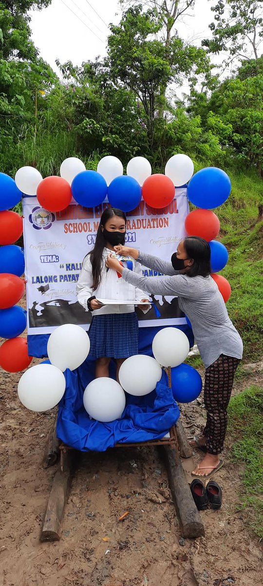 inquirerdotnet's tweet photo. 'MOBILE GRADUATION' 👏

LOOK: Teachers of an elementary school in Antique province went out of their way to give their students a unique graduation as the usual graduation rites are still prohibited amid the pandemic. | 📷 Jenny-vi Egualan Mac via @JMRiveraINQ https://t.co/6d3DOnirI4
