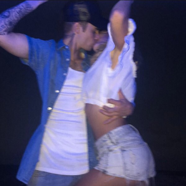 auronbiebs's tweet photo. Every dance is slow, every kiss is whoa! https://t.co/u4LRoSFUX7