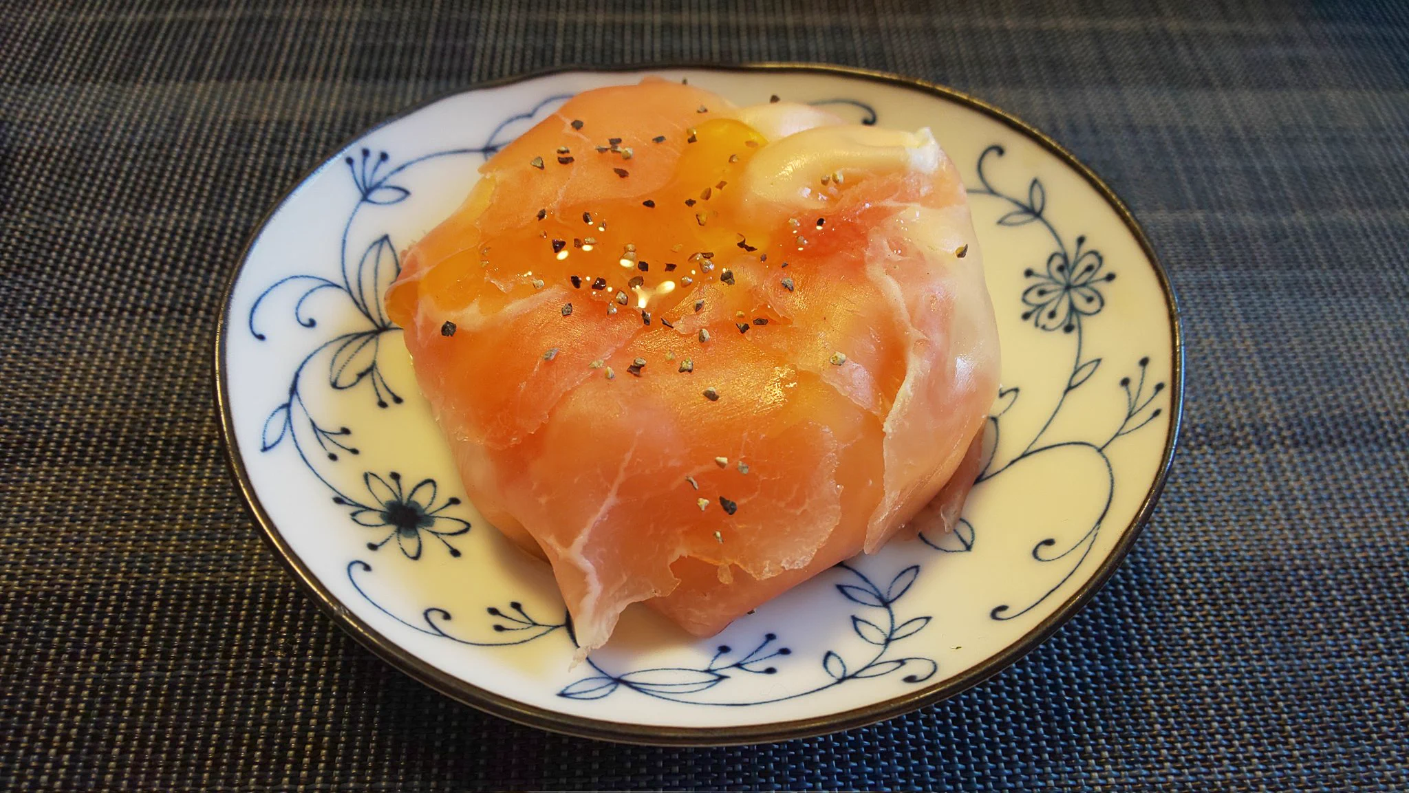 7/19(月)
今日の朝ごはん🍙
＊じゅんさんの水切りヨーグルトの生ハム包みを作りました😄
無糖のオイコスを一晩水切りして生ハムで包みオリーブオイルと黒胡椒をパラパラ。。。
口に含んだ瞬間『ん～～♡』
ってなりました😌💓
また生ハム買ってこないと～🎵
庭の朝顔がキレイに並んで咲いてた💠💠💠  