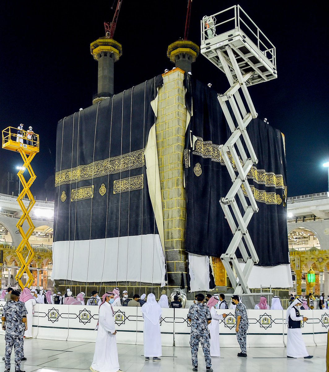 Saudi_Gazette's tweet photo. #PICTURES: Holy Kaaba gets a new Kiswa — SPA https://t.co/SDsyNc0vBb