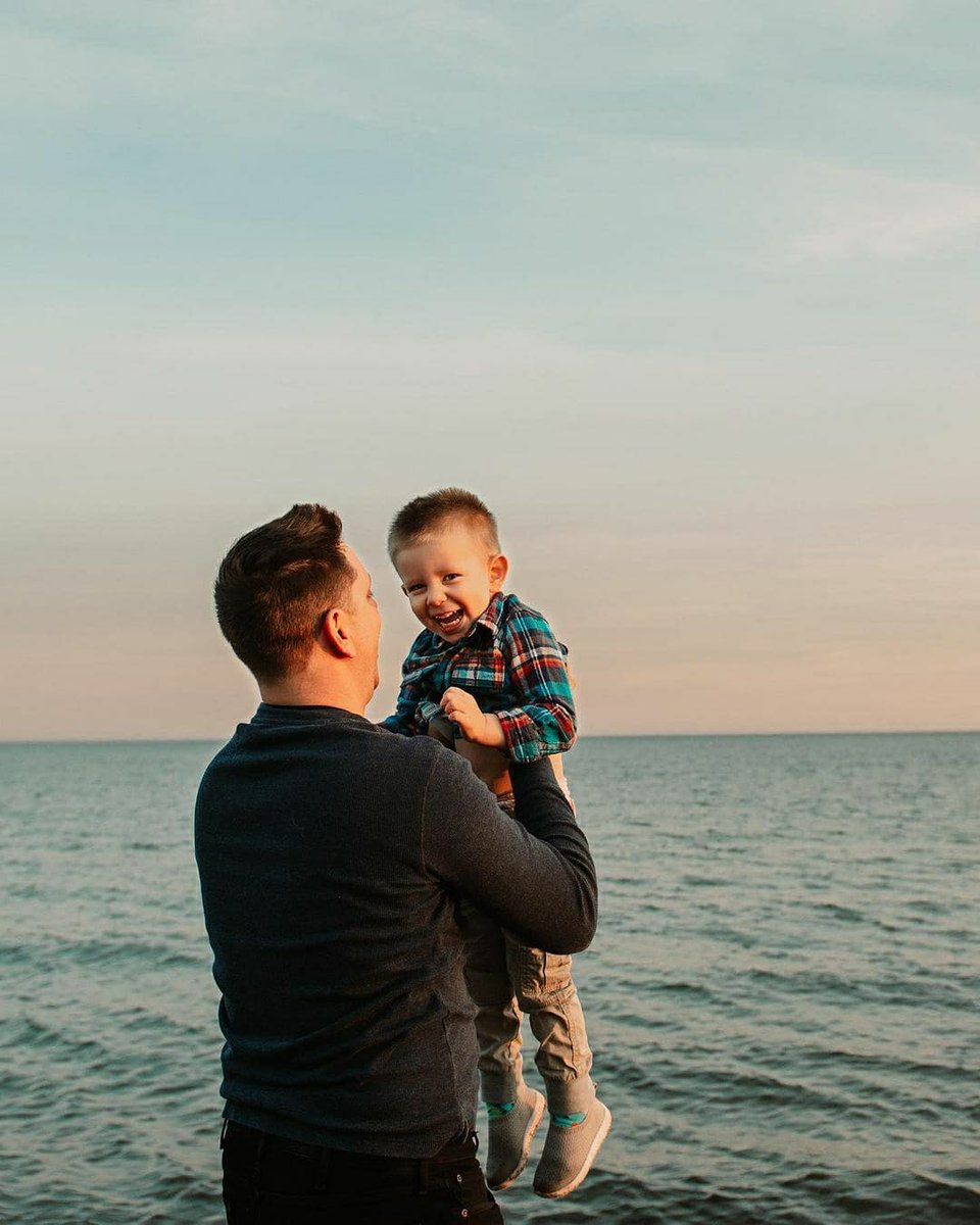 "My favourite part of a #familysession is seeing parents interact with their kids. I love showing genuine emotion and real moments." -📷: youbymia/IG 

These are the genuine moments your #photography clients will want to hang on their walls! Wall decor: prolabcanada.ca/products