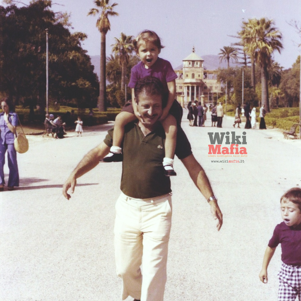 Il #19luglio di 29 anni fa #PaoloBorsellino veniva ucciso con un'autobomba insieme ai suoi fedeli uomini della scorta. #EranoSemi 🌺 ma oggi ricordiamo più di ogni altra cosa che #EranoEroi ✊ sapevano di morire ma hanno continuato a lottare lo stesso. Traditi dallo Stato.