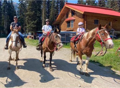 ChrisBarbeau2's tweet photo. Great time in the Rocky Mountains with Addie, Bruce, Nat and Mike ! #banff #lakelouise #rockymountains https://t.co/bM1UKq8DQh