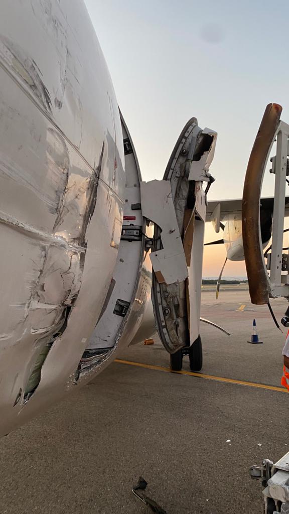 ivancp25's tweet photo. Accidente de un camión de catering ayer por la mañana en el Aeropuerto de #Madrid #Barajas. Impactó accidentalmente contra un avión #ATR2 de #AirEuropaExpress. Solo hubo daños materiales y no se registraron daños personales. #Incidente #Aeropuertos #Precaución 18-07-21 https://t.co/KgzkuReLbV
