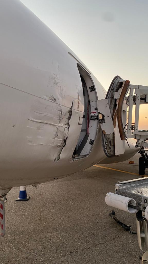 ivancp25's tweet photo. Accidente de un camión de catering ayer por la mañana en el Aeropuerto de #Madrid #Barajas. Impactó accidentalmente contra un avión #ATR2 de #AirEuropaExpress. Solo hubo daños materiales y no se registraron daños personales. #Incidente #Aeropuertos #Precaución 18-07-21 https://t.co/KgzkuReLbV