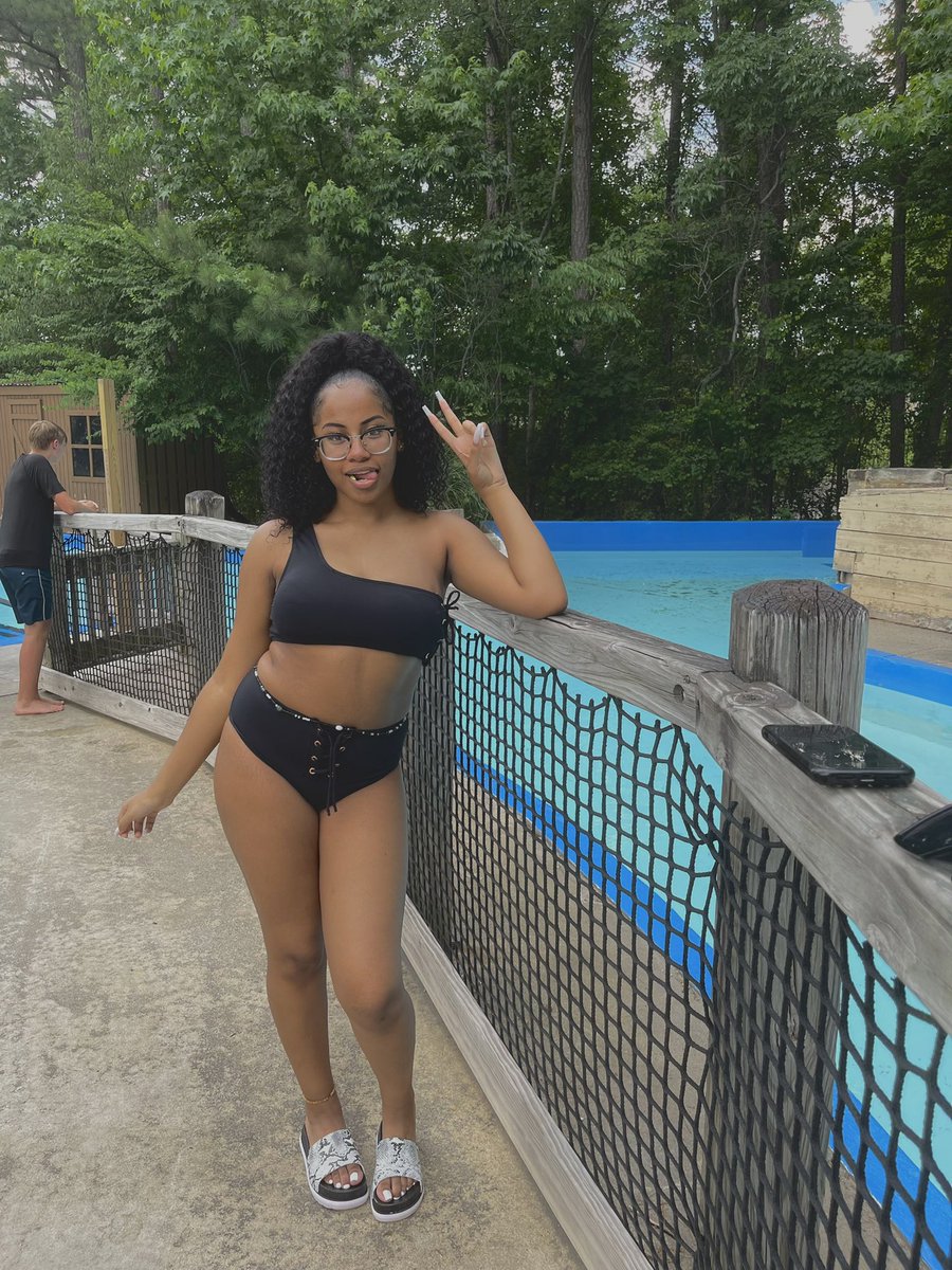 #WhosWhoatUWG 
-Charmaine🌻
-Atlanta
-Business Administration 
-Freshman 😮‍💨
-I’m really friendly and I like making new friends💙💙