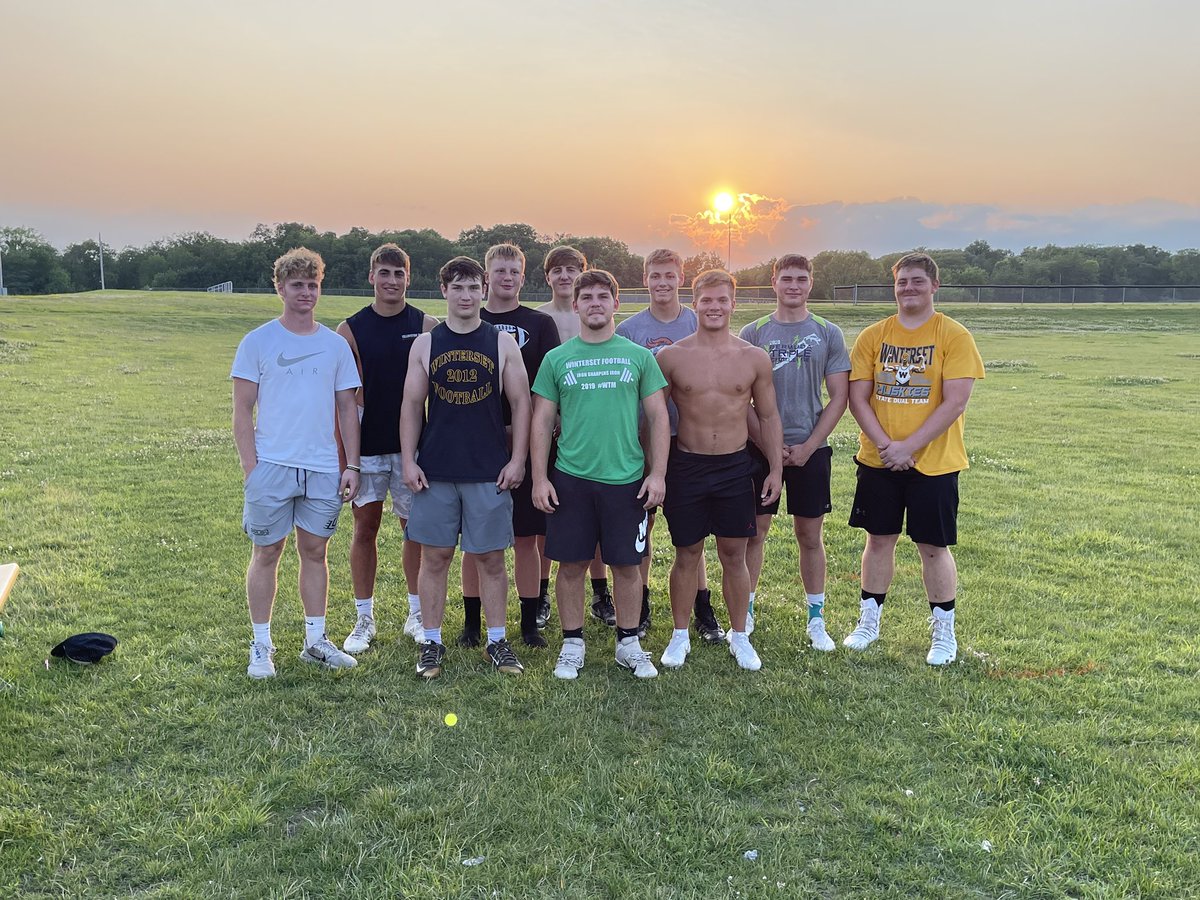 DrakeKnobloch's tweet photo. Last player led speed and agility of the summer and last one for us seniors. Let’s #MAD, #DaybyDay we get better. #HuskyPride @JoelAkers72 @BlakeBellamy31 @briney_luke @DawsonForgy02 @BeauKnobloch @tateathompson @CadenKleemeier Hoven Forsyth Swanson Hoffman https://t.co/vq44q4LOOt