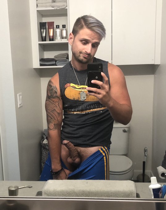Dick does not wanna go down today! Who’s ready for a flip fuck!?

#horny #cock #tattoo #cut #vers #looking