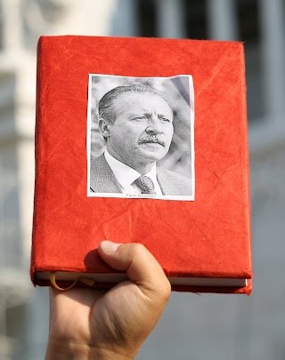 Miziok67's tweet image. Cosa si aspetta a fargliela tirar fuori al pregiudicato di Arcore ?

#agendarossa #Borsellino #stragi92 #StatoMafia #19luglio #BerlusconiHaPagatoLaMafia