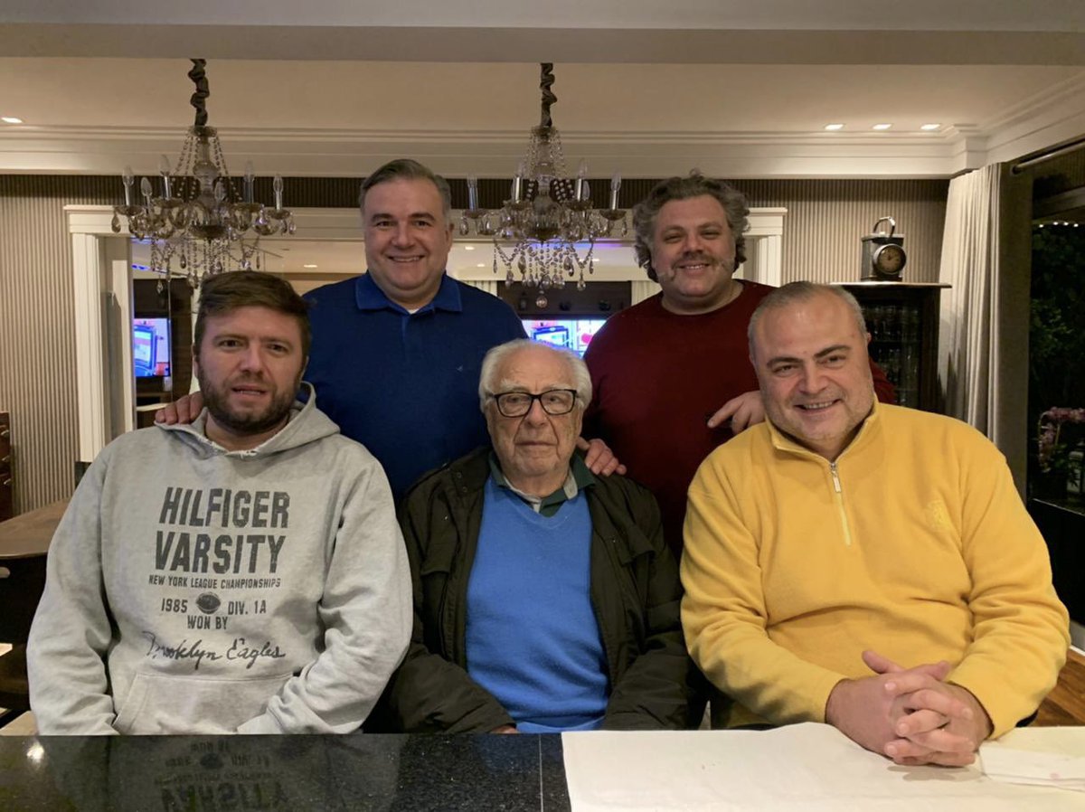 #família Noite de domingo. Irmão reunidos. Presença ilustre do nosso avô João Abrão, com seus 97 anos de sabedoria e vitalidade.