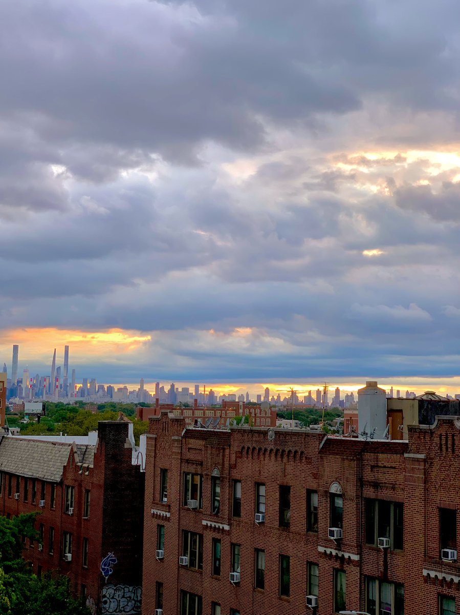 santiago_savi's tweet photo. Atardeceres dramáticos en la gran manzana! 😍✨✨✨
#nyc #sunsetnyc #jacksonheights https://t.co/X9i78xWzmV