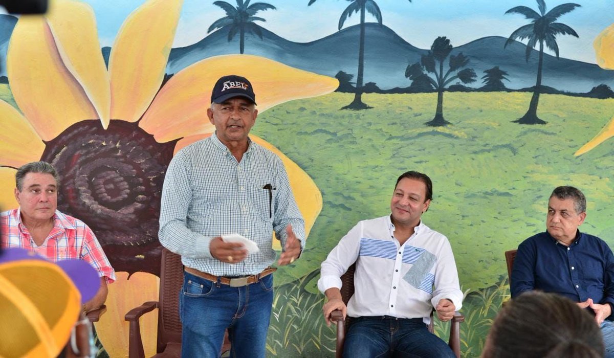 ConfiamosA's tweet photo. #Seguimos Trabajando 

Siguen dándole apoyo al próximo Presidente sin duda #Abel24 

El Diputado Pedro Mota, su familia y todo su equipo político recorrerán la provincia San Pedro de Macoris en favor de las aspiraciones de Abel Martínez.

#ConfiemosenAbel 
#AbelEnSanPedro #Abel24 https://t.co/G88hC0oKRG