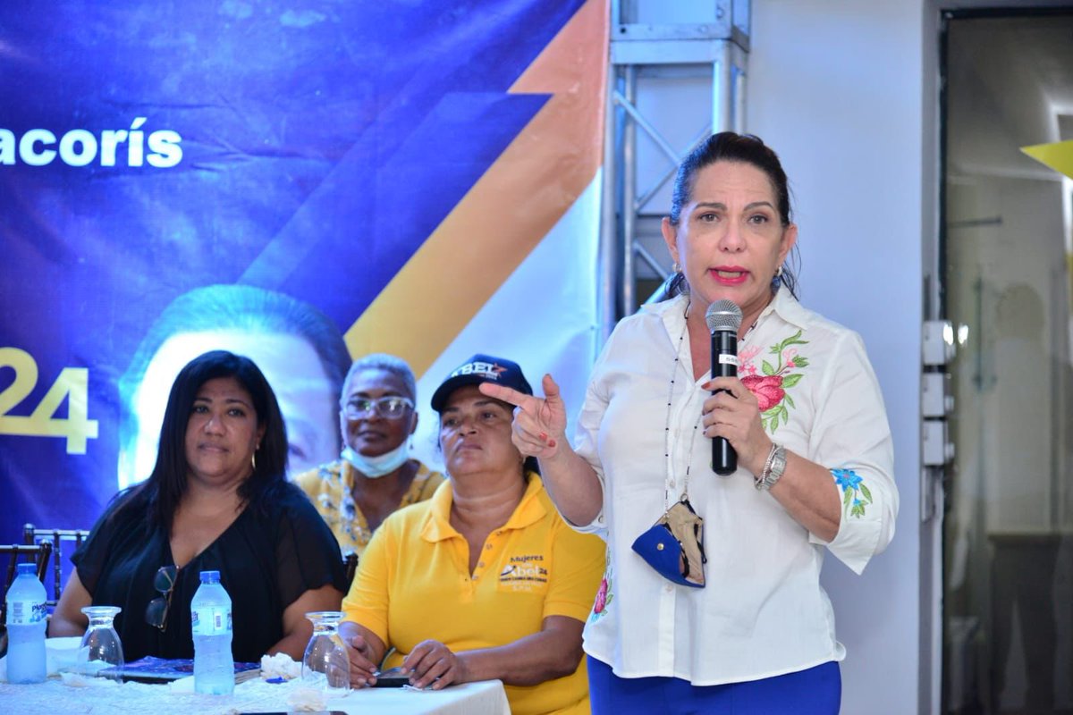 ConfiamosA's tweet photo. El Próximo y seguro Presidente #Abel Martínez recibe el respaldo de las mujeres del PLD en San Pedro de Macoris.

#ConfiemosenAbel 
#AbelEnSanPedro #Abel24 https://t.co/MeWpeirTNf