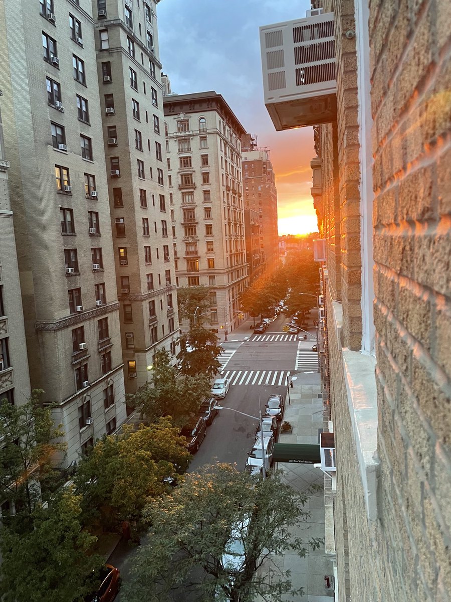 SDonziger's tweet image. On Day 712 of my Chevron-orchestrated house arrest, I leaned out my window tonight to snap this picture of a gorgeous sunset.

Forward progress as we again seek my release. More soon.