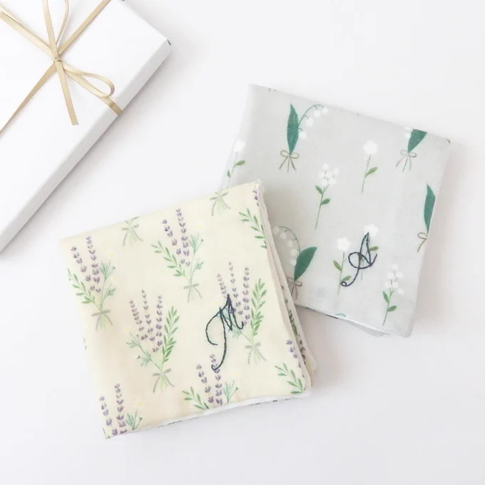 名入れ刺繍🪡
2年間がっつり勉強していた刺繍を、喜んでもらえるものに生かせたらいいなぁとリニューアル時から考えていました✨

線は「まついぬい」という縫う縫い方。
今回の線の太さはほぼ同じですが、
強弱をつけることもできる好きな縫い方です🥺 