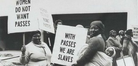 RobertBCoach's tweet photo. 🔴💥Recuerdan SUDÁFRICA por APARTHEID mujeres de color se manifestaban con carteles: "LAS MUJERES NO QUEREMOS PASES, CON PASES SOMOS ESCLAVOS".
💉⛔Hoy NOM impone APARTHEID SANITARIO (pasaporte, Qr) contra NO VACUNADOS, Francia   y otros, prohíben bar, café, compras.

#plandemia https://t.co/79M7jBSYyp