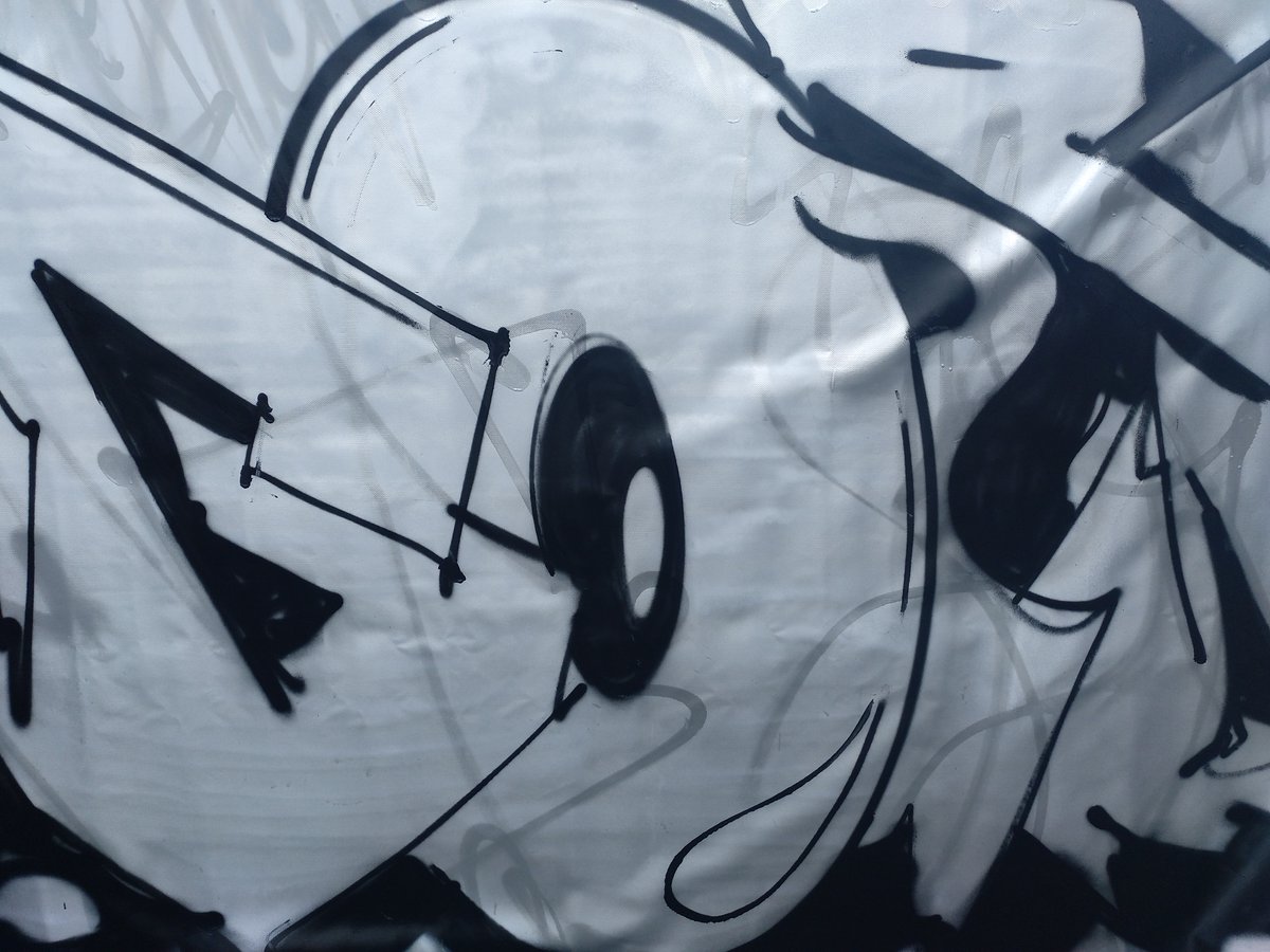Noch mehr Kunst am Altmarkt! Gestern haben wir Street Art Künstler:innen eingeladen, unsere Leinwände zu gestalten. Und am 24.7. gibt es ein offenes Kunstfest beim #NBZKD - bringt eure eigenen Bilder mit! Wir präsentieren sie. #kultursommerdresden #kultursommer2021
