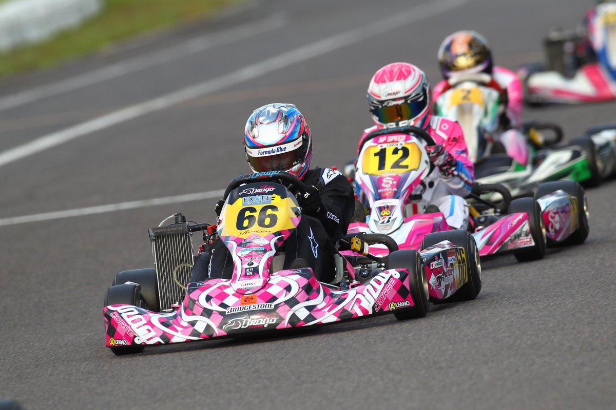 シニアMAX。 同じチームなのにマシンのカラーリングもスーツもバラバラ