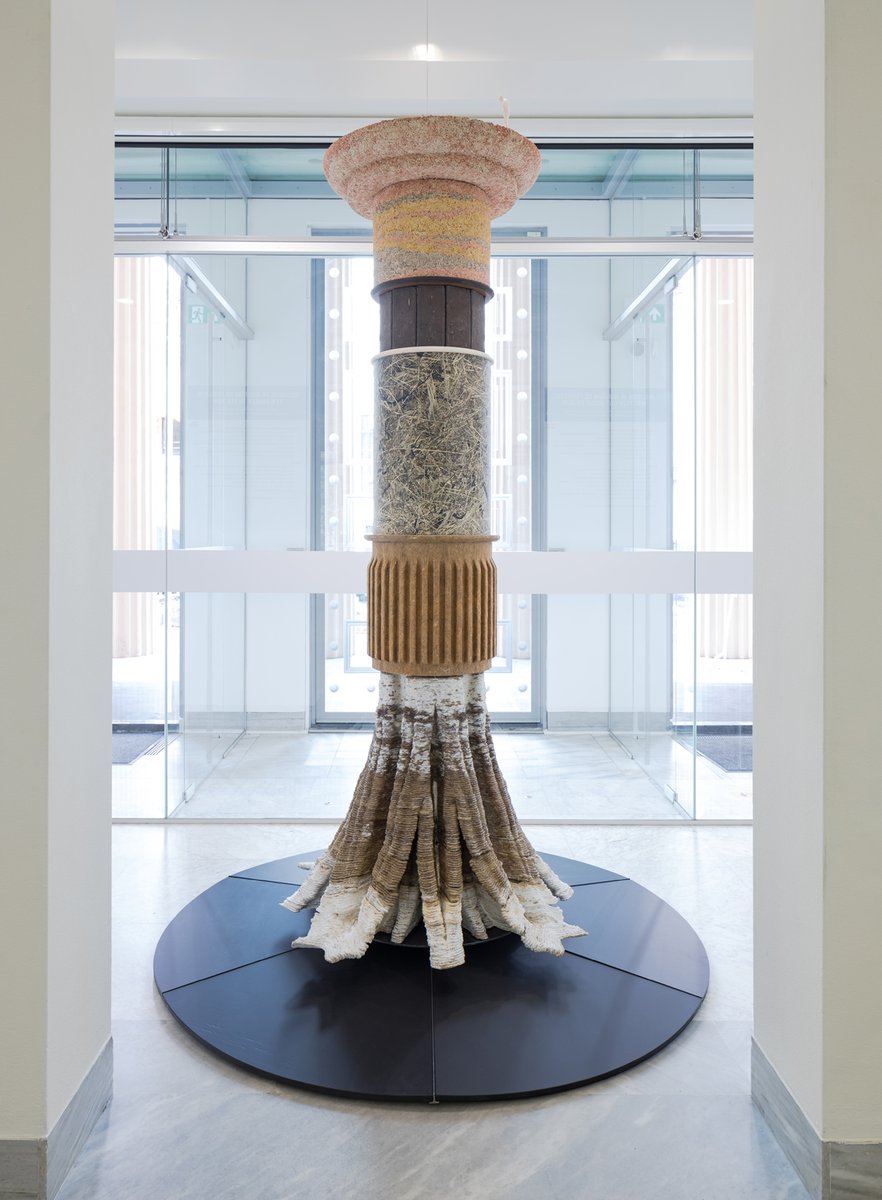 Bouwen is soms ook kunst! Wij droegen ons 'steentje' bij aan het topstuk in gekleurd kalkhennep. Museum De Fundatie Zwolle design-by-nature. Dit, en meer, door 33 inventieve kunstenaars. Curator: Pascal Leboucq Concept: Lucas De Man &amp; Jasper van den Berg Foto: Peter Tijhuis