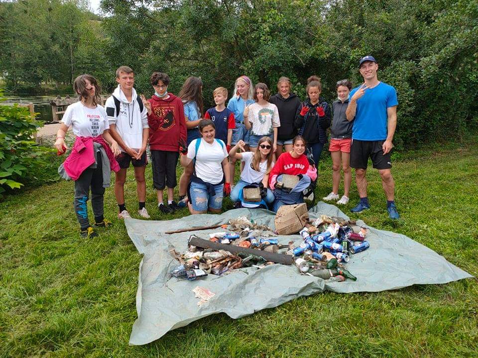 Ligue79's tweet photo. En vacances mais on rend notre #Sejour utile 🍀🌻 Action de ramassage des déchets avec les #ados vendredi sur les berges du #Thouet avec l'association CleanForest de #Thouars.
#NosJoliesColoniesDeVacances https://t.co/bEi7OeblYq