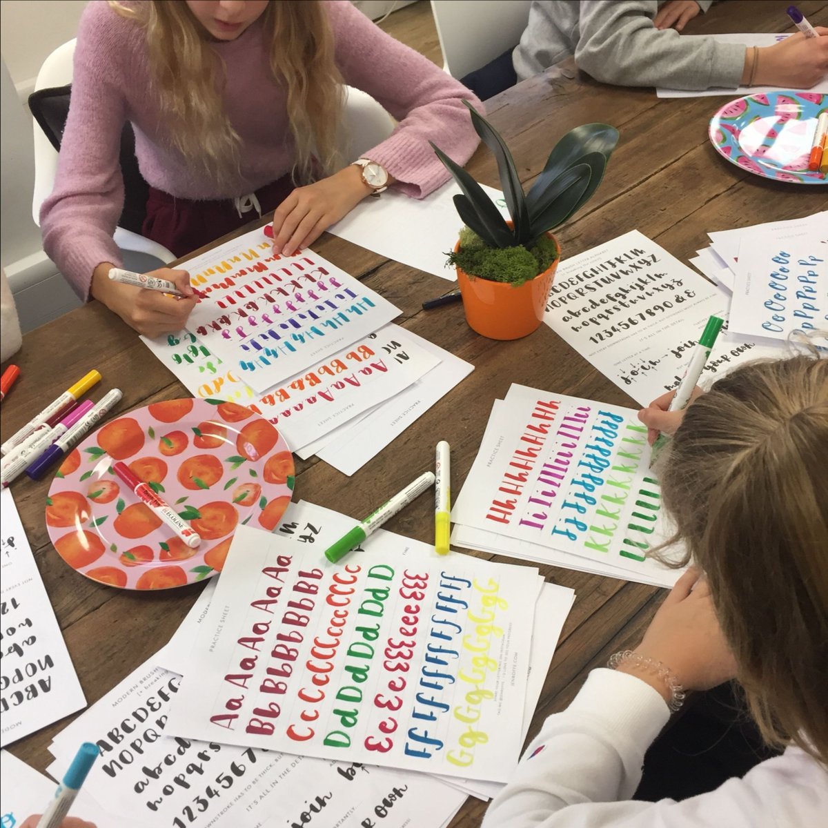 Less Monday More Summer! FLASH SUMMER SALE ☀️ - mailchi.mp/7f88c71775a1/f…
Looking for something to do over the summer hols? Treat yourself or your creative kids to a brush-lettering kit!