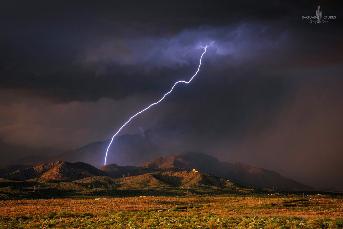  Superbe composition, avec ces couleurs et cette #foudre, hier soir près de #Tucson en #Arizona. #lightning #azwx 