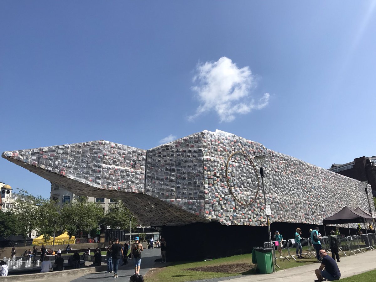 ruthmackenzie's tweet photo. Bravo @JohnMIF & all your @MIFestival team for the joy of #MIF21 - especial love to #LittleAmal, @Damonalbarn & thé #MIF volunteers giving #free books & advice at #BigBenLyingDown https://t.co/zz8SXHOVfZ